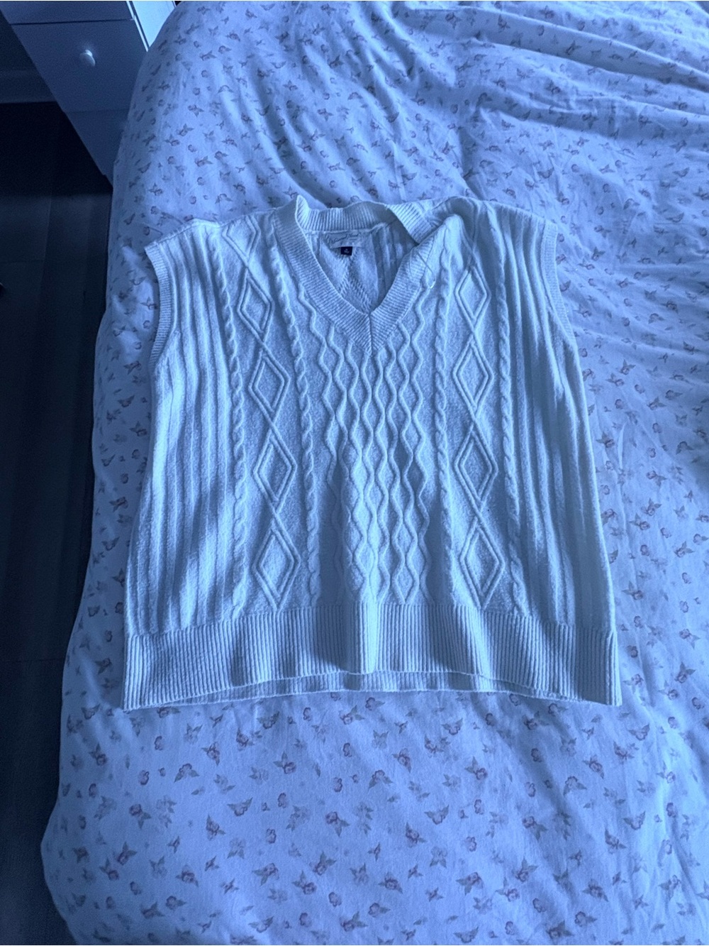 Universal Thread Ivory Cable Knit V-Neck Sweater Vest